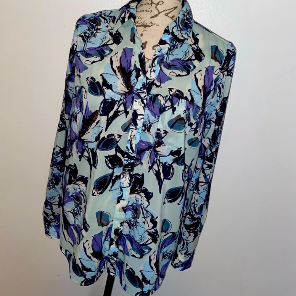 🩵💙NWOT The Limited Gorgeous Floral Top💙🩵